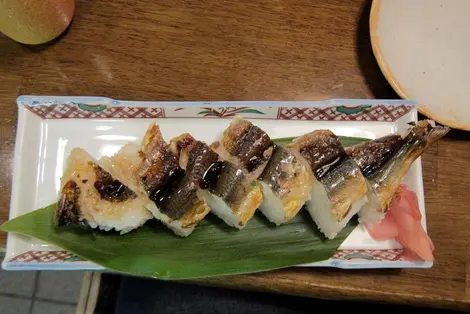 Des kakinoha zushi de Nara, prêts à être dégustés !