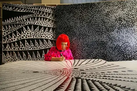Yayoi_Kusama_signing Yayoi_Kusama_signing