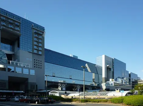 La gare de Kyoto, vue de l'extérieur La gare de Kyoto, vue de l'extérieur