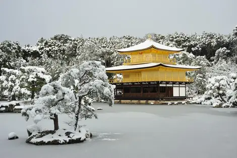 Le temple Rokuon-ji (Kinkaku-ji) sous la neige Le temple Rokuon-ji (Kinkaku-ji) sous la neige