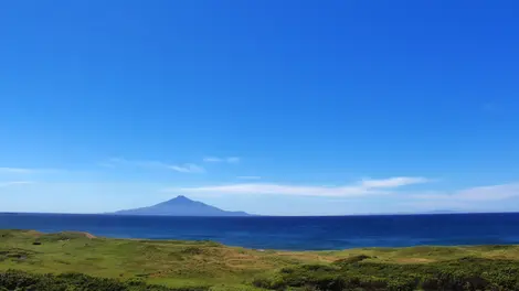 L'île Rishiri et son Fuji vue depuis Wakkanai L'île Rishiri et son Fuji vue depuis Wakkanai