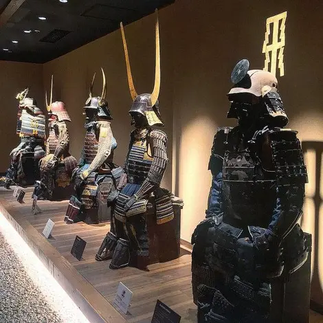 Armures de samouraïs au musée du samouraïs de Shinjuku à Tokyo Armures de samouraïs au musée du samouraïs de Shinjuku à Tokyo