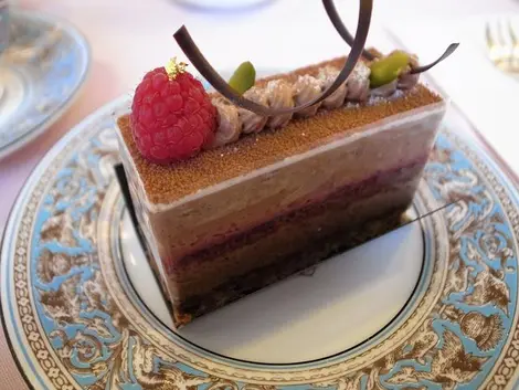 Gâteau dans un salon de thé de la chaîne de Centres commerciaux Takashimaya Gâteau dans un salon de thé de la chaîne de Centres commerciaux Takashimaya