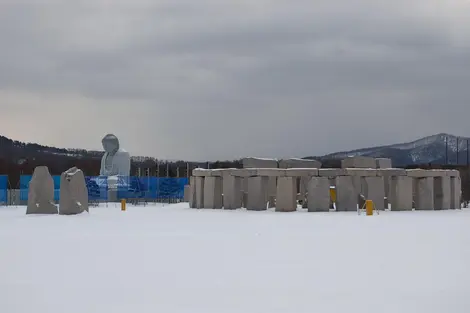 Le Daibutsu avant la  construction de la colline. Cimetière Makomanai Takino , Sapporo 