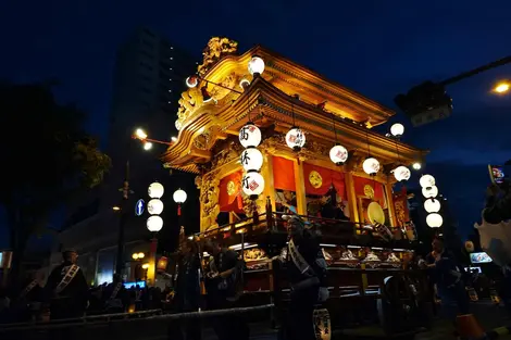 Un char de la parade nocturne d'Hamamatsu