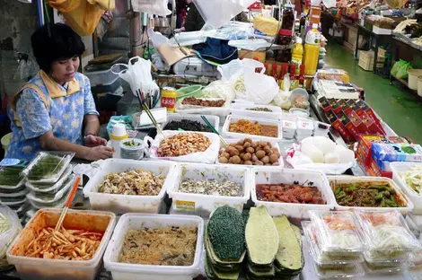 Femme au marché Makishi de Naha, Okinawa