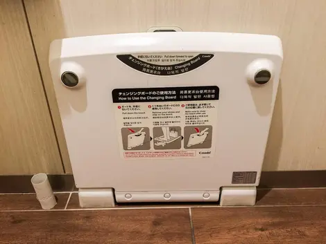 Planche pour se changer dans les toilettes des femmes Planche pour se changer dans les toilettes des femmes