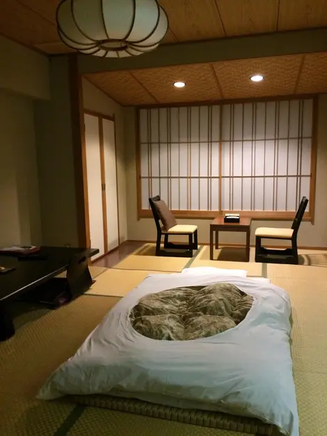 Futon installé pour une personne dans un ryokan