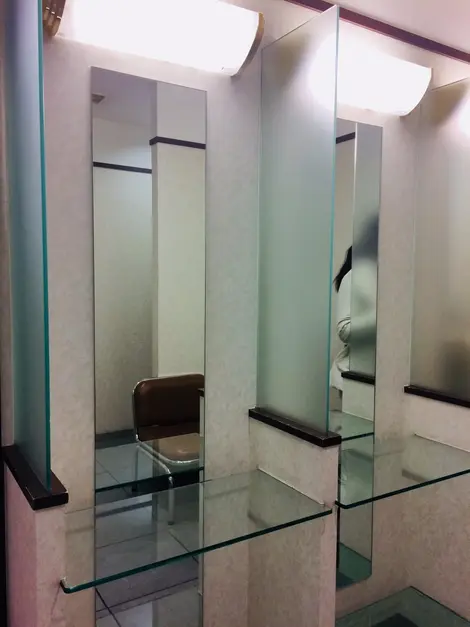 Espace pour se maquiller dans les toilettes d'un grand magasin Espace pour se maquiller dans les toilettes d'un grand magasin