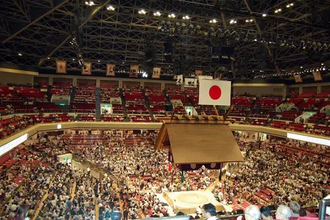 Le stade de Ryôgoku durant le tournoi Le stade de Ryôgoku durant le tournoi