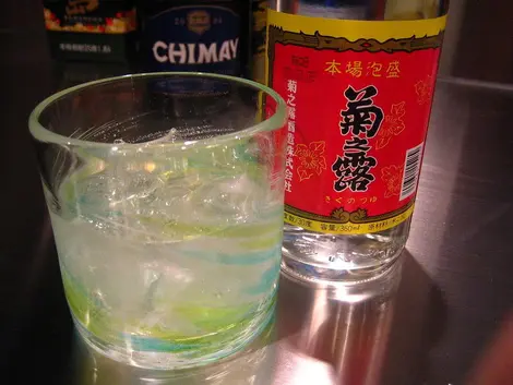 De l'alcool Awamori issu des îles Miyako, Okinawa De l'alcool Awamori issu des îles Miyako, Okinawa