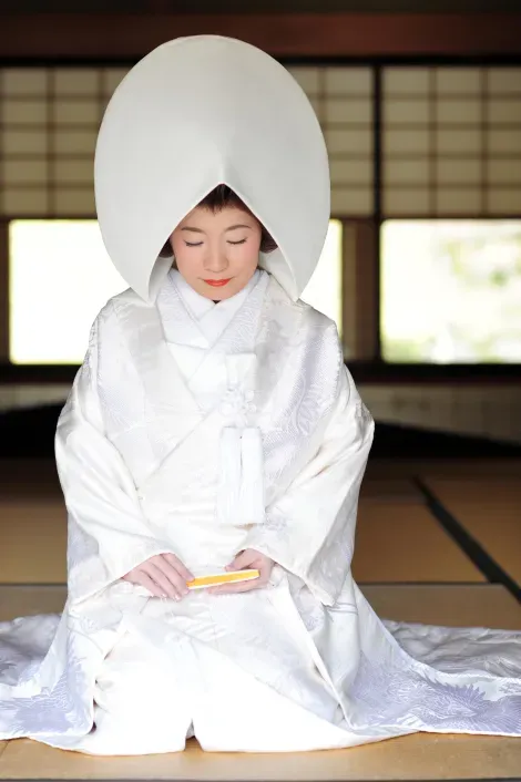 Mariée en costume traditionnel, surmonté d'un Uchikake, le long manteau à traîne.