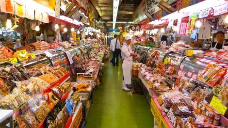 Mercado Makishi de pescado y marisco en Naha