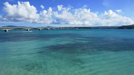 Le pont de Kouri, reliant l'île principale d'Okinawa à Kouri. Le pont de Kouri, reliant l'île principale d'Okinawa à Kouri.