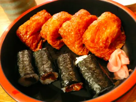 Inari-zushi et maki-zushi servis chez Ajigin, à Tokyo.