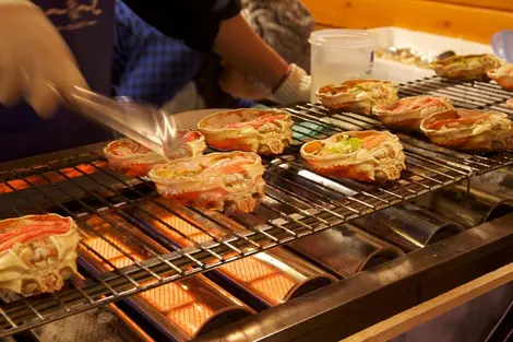 Kegani grill at the Sapporo Snow Festival Barbecue de kegani au festival de la neige de Sapporo