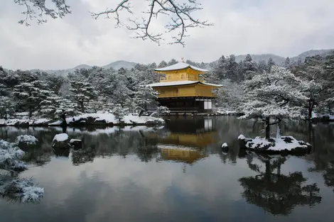 Le pavillon doré sous la neige à Kyoto Le pavillon doré sous la neige à Kyoto
