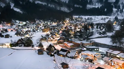 Le village de Shirakawago de nuit