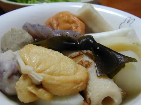 Le konnyaku est l'un des ingrédients de l'oden, un plat d'hiver populaire Le konnyaku est l'un des ingrédients de l'oden, un plat d'hiver populaire