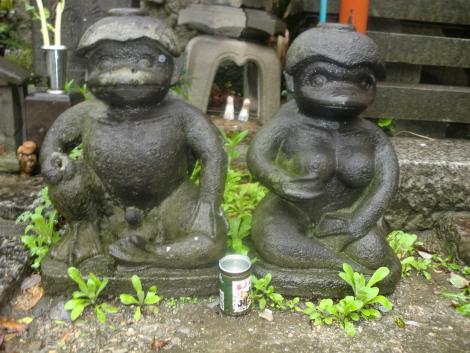 Statues d'un couple de kappa au temple Kappa-dera, Tokyo