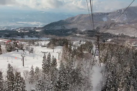 Vue du domaine skiable de Zao depuis un téléphérique