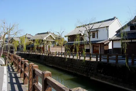 Les belles maisons traditionnelles le long de la rivière Ono