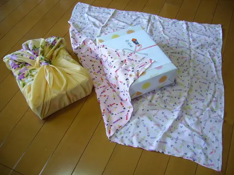 Emballer une boîte avec un furoshiki