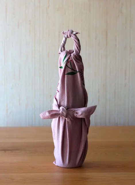 Bouteille emballée avec un furoshiki