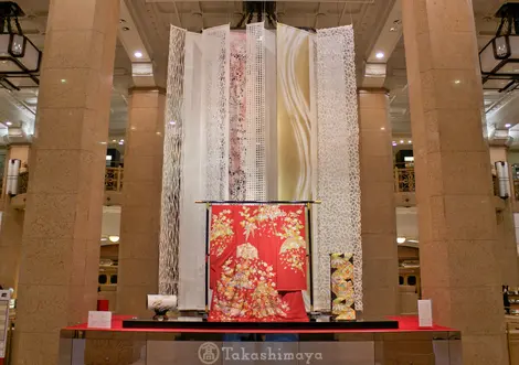 Du papier washi d'Echizen exposé dans un grand centre commercial d'Osaka Du papier washi d'Echizen exposé dans un grand centre commercial d'Osaka