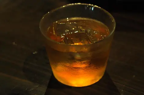 Un verre d'umeshu rokku bien frais. Un verre d'umeshu rokku bien frais.