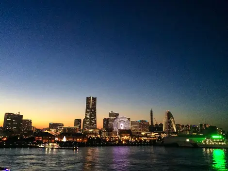 Yokohama : Vue nocturne de Minato Mirai depuis Osanbashi.