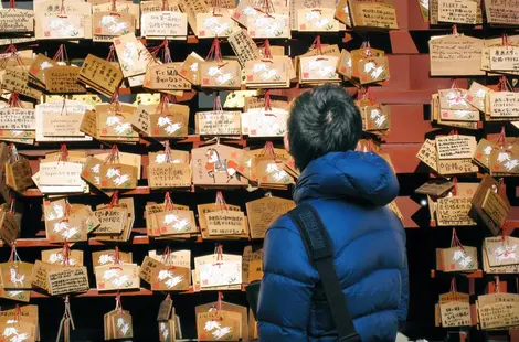 Des ema sur le thème du zodiaque dans un sanctuaire shinto