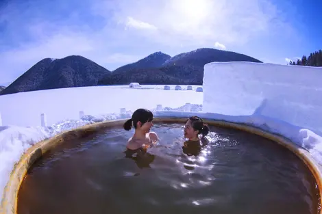 Iglús y onsen en el lago Shikaribetsu, Hokkaido