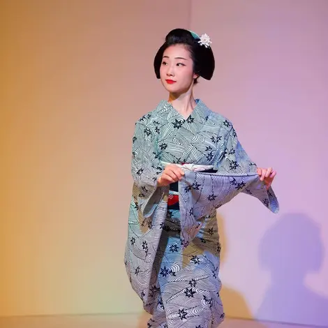 Une Maiko assurant la danse Une Maiko assurant la danse