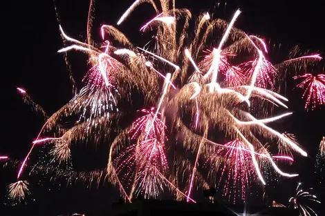 Entre Asakusa et la Tokyo Skytree, Tokyo s'illumine lors du feu d'artifice de la rivière Sumida