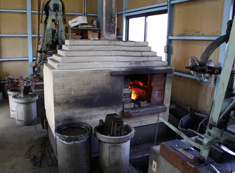 Le four de l'atelier de fabrication de couteaux