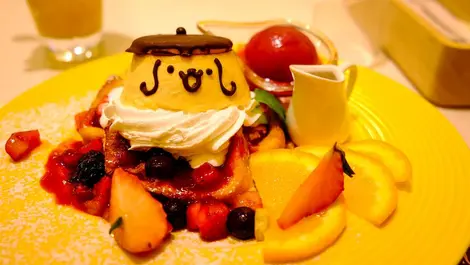 Pancakes aux fruits au PomPomPurin café Pancakes aux fruits au PomPomPurin café