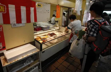 Goûtez aux poissons fraichement péchés au marché de Shimizu Goûtez aux poissons fraichement péchés au marché de Shimizu
