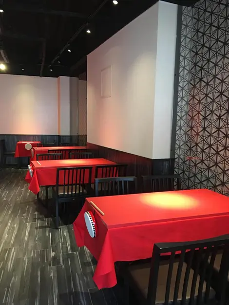 La salle principale du café, en rouge et noir La salle principale du café, en rouge et noir