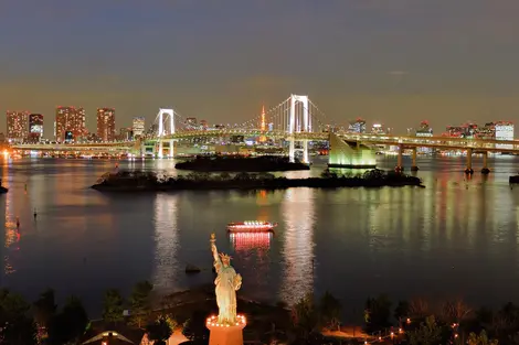 Vue sur la baie de Tokyo depuis Odaiba Vue sur la baie de Tokyo depuis Odaiba