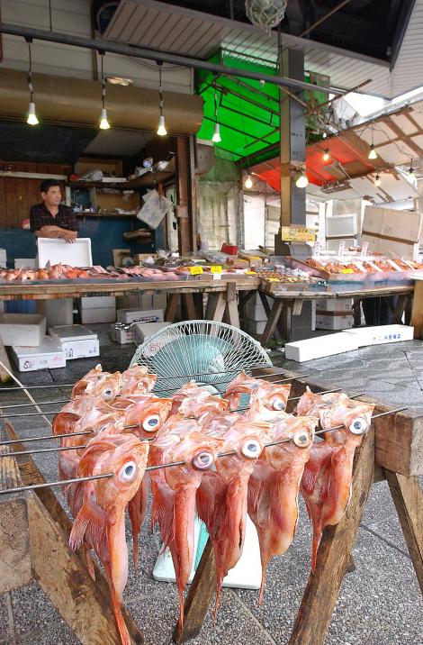Marchand de poissons du marché de Nijô