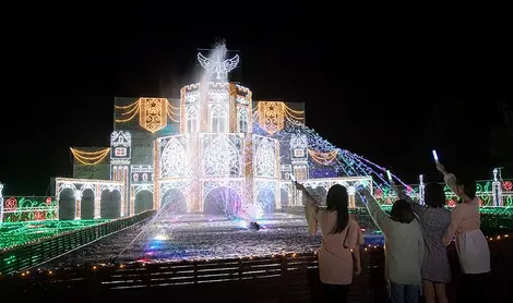 Des constructions en LED fleurissent dans la forêt du lac