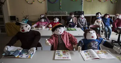 Les enfants dans la salle de classe Les enfants dans la salle de classe