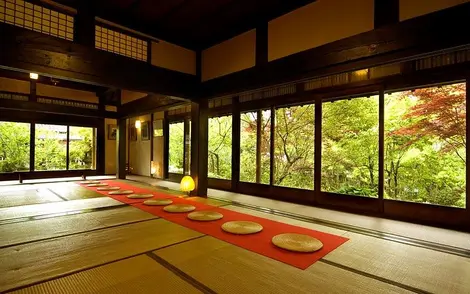 Salle d'exposition ouvert sur un jardin zen Salle d'exposition ouvert sur un jardin zen