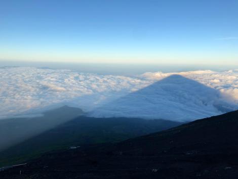 L'ombre du mont Fuji sur les nuages