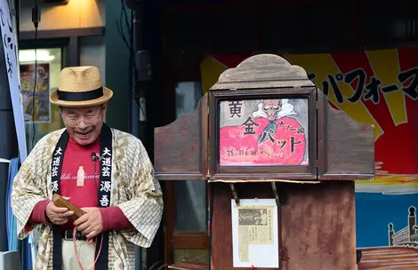 Un conteur et son kamishibai