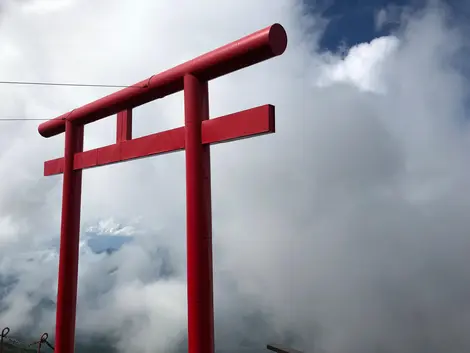 Le torii au niveau des nuages Le torii au niveau des nuages