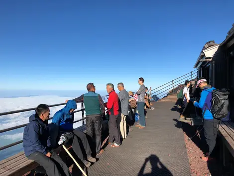 Rassemblement devant le refuge pour admirer la vue