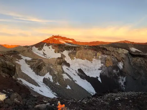 Le soleil découvre une roche rouge et une blanche neige Le soleil découvre une roche rouge et une blanche neige