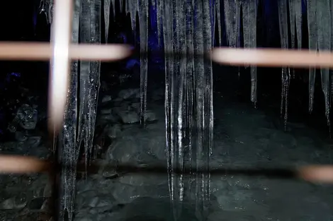 Une visite guidée est organisée pour visiter la grotte Une visite guidée est organisée pour visiter la grotte
